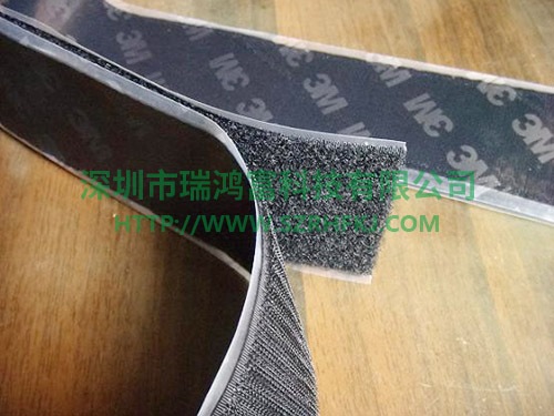 粘扣帶又稱魔術(shù)貼行業(yè)術(shù)語稱子母扣。尼龍粘扣帶魔術(shù)貼、射出勾魔術(shù)貼、蘑菇頭魔術(shù)貼、細(xì)軟勾魔術(shù)貼、勾毛同體魔術(shù)貼、不抓毛魔術(shù)貼、發(fā)卷帶魔術(shù)貼、高周波電壓魔術(shù)貼、防火阻燃魔術(shù)貼、背靠背粘扣帶，魔術(shù)貼捆綁帶、背膠粘扣帶，沖型魔術(shù)貼、松緊粘扣帶，彈力魔術(shù)貼是箱包服飾上常用的一種連接輔料。它分公母兩面：一面是細(xì)軟的纖維，另一面是帶有勾刺的彈性纖維。公母相扣，在受到一定橫力的情況下，富有彈性的勾被拉直，從絨圈上松掉而打開，然后又恢復(fù)原有的勾型，如此反復(fù)開合可達(dá)一萬次之多。