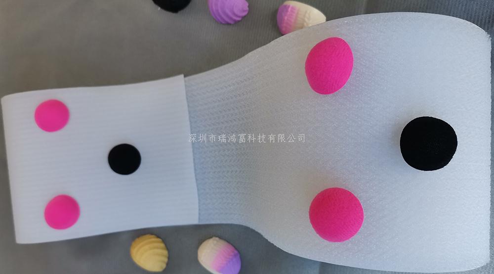深圳市瑞鴻富科技有限公司是集于研發(fā)生產(chǎn)尼龍粘扣帶魔術貼、射出勾魔術貼、蘑菇頭魔術貼、細軟勾魔術貼、勾毛同體魔術貼、不抓毛魔術貼、發(fā)卷帶魔術貼、高周波電壓魔術貼、阻燃型防火魔術貼、背靠背粘扣帶,魔術貼捆綁帶,魔術貼扎帶、背膠沖型魔術貼、松緊彈力魔術貼、、3M魔術貼、魔術布/OK布、注塑袖口魔術貼、3D VR眼鏡頭帶、運動器材魔術貼、醫(yī)用魔術貼、數(shù)據(jù)線收納皮扣、研磨片魔術貼、特殊魔術貼等產(chǎn)品為粘扣扎帶提供最好的解決方案定制加工的大型廠家之一