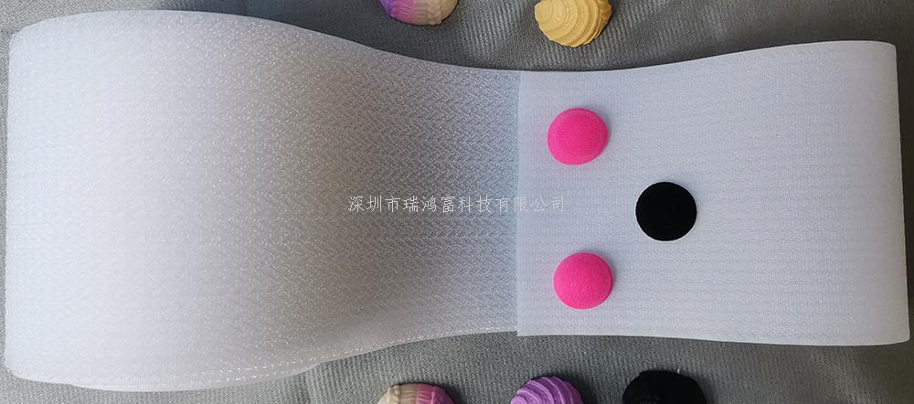 深圳市瑞鴻富科技有限公司是集于生產(chǎn)研發(fā)尼龍粘扣帶魔術(shù)貼，射出勾魔術(shù)貼，蘑菇頭魔術(shù)貼，細(xì)軟勾魔術(shù)貼，勾毛同體魔術(shù)貼，不抓毛魔術(shù)貼，發(fā)卷帶魔術(shù)貼，高周波電壓魔術(shù)貼，阻燃型防火魔術(shù)貼，背靠背粘扣魔術(shù)貼捆綁扎帶，背膠沖型魔術(shù)貼，松緊彈力魔術(shù)貼,, 3M魔術(shù)貼，魔術(shù)布/ OK布，注塑袖口魔術(shù)貼，3D VR眼鏡頭帶，運(yùn)動(dòng)器材魔術(shù)貼，醫(yī)用魔術(shù)貼，數(shù)據(jù)線收納皮扣，研磨片魔術(shù)貼，特殊魔術(shù)貼等產(chǎn)品為粘扣捆綁扎帶提供好的解決方案定制加工的大型廠家之一