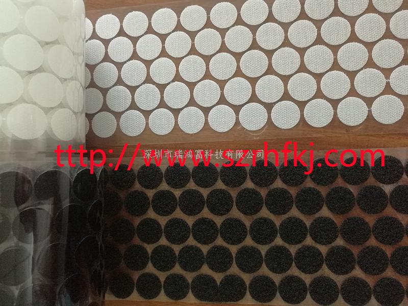 深圳市瑞鴻富科技有限公司耐高溫背膠魔術(shù)貼 背膠魔術(shù)貼是指在普通魔術(shù)貼和特殊魔術(shù)貼帶子本身的基礎(chǔ)上,經(jīng)過(guò)高溫背膠熱熔機(jī),將膠水熔解在普通魔術(shù)貼和特殊魔術(shù)貼帶子的背面,再貼上一層油性離型紙,就是成品的背膠魔術(shù)貼。 1.背膠魔術(shù)貼有分普通的熱熔膠水,其熔化點(diǎn)較低,適合低溫環(huán)境和冬季使用,其粘著力一般,持有力也比較一般; 2.另一種是耐高溫?zé)崛勰z,熔化點(diǎn)較高,適合夏季和一些高溫機(jī)械上使用,粘著力比較強(qiáng),粘著后的持有力也比較強(qiáng); 3.還有一種為背膠產(chǎn)品,即利用膠裁剪成相應(yīng)規(guī)格粘附魔術(shù)貼產(chǎn)品背面,屬于相對(duì)特殊高檔的加工產(chǎn)品! 深加工分為幾種,最常見(jiàn)的是25米/卷或者50碼/卷直接出貨的,還有是加工切片,按客戶要求切成一定長(zhǎng)度的尺寸,再有是沖型,也是按客戶要求進(jìn)行沖型,也有按照復(fù)合工藝的背膠方式,類(lèi)似大家所常見(jiàn)的背靠背等,還有是有些客戶要不規(guī)則的寬度時(shí)就需要用分條,把較寬的材料分條成客戶要求的寬度,有一些還需要分條后再加工切片等等深加工 深圳市瑞鴻富科技有限公司耐高溫背膠魔術(shù)貼 背膠魔術(shù)貼是指在普通魔術(shù)貼和特殊魔術(shù)貼帶子本身的基礎(chǔ)上,經(jīng)過(guò)高溫背膠熱熔機(jī),將膠水熔解在普通魔術(shù)貼和特殊魔術(shù)貼帶子的背面,再貼上一層油性離型紙,就是成品的背膠魔術(shù)貼。 1.背膠魔術(shù)貼有分普通的熱熔膠水,其熔化點(diǎn)較低,適合低溫環(huán)境和冬季使用,其粘著力一般,持有力也比較一般; 2.另一種是耐高溫?zé)崛勰z,熔化點(diǎn)較高,適合夏季和一些高溫機(jī)械上使用,粘著力比較強(qiáng),粘著后的持有力也比較強(qiáng); 3.還有一種為背膠產(chǎn)品,即利用膠裁剪成相應(yīng)規(guī)格粘附魔術(shù)貼產(chǎn)品背面,屬于相對(duì)特殊高檔的加工產(chǎn)品! 深加工分為幾種,最常見(jiàn)的是25米/卷或者50碼/卷直接出貨的,還有是加工切片,按客戶要求切成一定長(zhǎng)度的尺寸,再有是沖型,也是按客戶要求進(jìn)行沖型,也有按照復(fù)合工藝的背膠方式,類(lèi)似大家所常見(jiàn)的背靠背等,還有是有些客戶要不規(guī)則的寬度時(shí)就需要用分條,把較寬的材料分條成客戶要求的寬度,有一些還需要分條后再加工切片等等深加工
