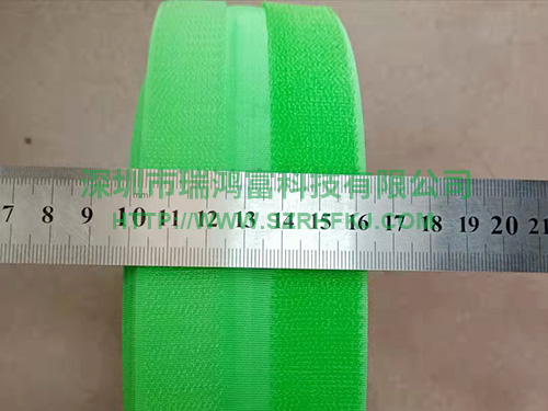  強(qiáng)力勾毛一體魔術(shù)貼 勾毛同體魔術(shù)貼介紹： 一：勾毛同體，勾毛同面魔術(shù)貼AB同體，AB同面是由一邊勾面與一邊毛面組成，一邊勾加一邊毛整齊排列，對(duì)折就可以自行粘合在一起，它一般也可以應(yīng)用在衣服上，醫(yī)療用品上也會(huì)有一些使用。 二：勾毛同體、勾毛同面魔術(shù)貼(鉤毛同體/鉤毛同面粘扣帶) 勾毛同面：采用特殊專業(yè)技術(shù)制造之鉤毛同面粘扣帶一勾面與一毛面組成，一排勾一排毛整齊排列，對(duì)折就可以自行粘合在一起，，達(dá)到縮小產(chǎn)品體積不占空間的目的并維持粘扣的功能性，適用於捆綁帶類產(chǎn)品，如電線綁帶，書籍綁帶，行李帶，及拉鏈片…等，輕巧方便。 鉤毛同體/鉤毛同面粘扣帶：用交互織法將勾和毛有規(guī)律的間隔織在同一面，使勾毛可以自粘，使用方便靈活，勾毛同色，還可節(jié)省儲(chǔ)存空間，表面柔軟而不刮手，能有效減低對(duì)衣服外層的磨損； 勾毛同面魔術(shù)貼：可做索帶，拉煉頭,沙發(fā)、玩具、鞋冒、手袋、工藝品、燈飾、圣誕禮品、醫(yī)療器械、電子（計(jì)算機(jī)）產(chǎn)品、五金塑料產(chǎn)品。 深圳市瑞鴻富科技有限公司長期與國際知名品牌指定研發(fā)生產(chǎn)特殊魔術(shù)貼粘扣帶產(chǎn)品供應(yīng)給ZARA,ADIDAS ,BECKMANN,LENOVO、HP MOTOROLA、SAMSUNG、SONY ERICSSON、SIEMENS、LG等相關(guān)業(yè)務(wù)廠商，長期以來并一直與其保持良好穩(wěn)定的合作關(guān)系. Powerful hook hair integrated Velcro Hook hair with body Velcro introduction: One: The hook hair is the same body, the hook hair is the same side Velcro AB is the same body, the AB side face is composed of one side hook surface and one side hair surface, and the hook and the other hair are arranged neatly, and the two folds can be glued together by themselves. It is generally OK It is used on clothes and medical supplies. Two: Hook hair with the same body, hook hair with the same side Velcro (hook hair with the same body / hook hair same side Velcro) Hook and hair on the same side: the hook and hair on the same side of the hook and loop fastener tape made by special professional technology is composed of one hook side and one hair side. A row of hooks and a row of hairs are neatly arranged, and can be glued together by folding in half to reduce the product volume. The purpose of not occupying space and maintaining the functionality of the Velcro is suitable for strapping products, such as wire straps, book straps, luggage straps, and zipper pieces... etc., light and convenient. Hook and hair on the same body / hook and hair on the same side hook and loop fastener tape: the hook and hair are woven on the same side at regular intervals by an interactive weaving method, so that the hook hair can be self-adhesive, convenient and flexible to use, the hook hair is the same color, and it can save storage space. The surface is soft and does not scratch your hands, which can eff 