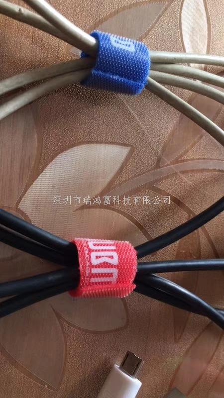 魔術(shù)貼扎帶廠家 產(chǎn)品介紹:背對(duì)背型魔術(shù)貼(粘扣帶)/ 魔術(shù)貼綁線帶特性及用途:采用進(jìn)口膠將魔術(shù)貼毛面與勾面(A+B),進(jìn)行復(fù)合,使毛勾不在同一面上。用在電線電纜、光纖光纜、玩具、電子電器等。也可按客人要求設(shè)計(jì)樣式.或供應(yīng)原材料,自行裁切。還可印刷公司LOGO、網(wǎng)址及廣告促銷信息等。 材質(zhì): 1、粘扣布背對(duì)塑膠勾 2、粘扣布背對(duì)普通勾 3、普通毛背對(duì)普通勾 4、粘扣布背對(duì)蘑菇勾 5、不抓毛背普通勾等; 尺寸:規(guī)格有多種,按客要求生產(chǎn)不同規(guī)格長(zhǎng)度,如有需要,可來電索樣。顏色:現(xiàn)有顏色為黑、白、紅、黃、藍(lán)、綠等色,特殊顏色量量大可訂做.環(huán)保:本產(chǎn)品依據(jù)《進(jìn)出口染色紡織品和皮革制品中禁用偶氮染料的檢驗(yàn)方法》標(biāo)準(zhǔn)進(jìn)行檢測(cè)。不含偶氮及其它23種有害物質(zhì)。符合歐洲ROHS標(biāo)準(zhǔn)。-專業(yè)生產(chǎn)魔術(shù)貼捆綁帶,提供魔術(shù)貼捆綁帶產(chǎn)品圖片了解,找魔術(shù)貼捆綁帶生產(chǎn)廠家深圳市瑞鴻富科技有限公司 魔術(shù)貼扎帶廠家 產(chǎn)品介紹:背對(duì)背型魔術(shù)貼(粘扣帶)/ 魔術(shù)貼綁線帶特性及用途:采用進(jìn)口膠將魔術(shù)貼毛面與勾面(A+B),進(jìn)行復(fù)合,使毛勾不在同一面上。用在電線電纜、光纖光纜、玩具、電子電器等。也可按客人要求設(shè)計(jì)樣式.或供應(yīng)原材料,自行裁切。還可印刷公司LOGO、網(wǎng)址及廣告促銷信息等。 材質(zhì): 1、粘扣布背對(duì)塑膠勾 2、粘扣布背對(duì)普通勾 3、普通毛背對(duì)普通勾 4、粘扣布背對(duì)蘑菇勾 5、不抓毛背普通勾等; 尺寸:規(guī)格有多種,按客要求生產(chǎn)不同規(guī)格長(zhǎng)度,如有需要,可來電索樣。顏色:現(xiàn)有顏色為黑、白、紅、黃、藍(lán)、綠等色,特殊顏色量量大可訂做.環(huán)保:本產(chǎn)品依據(jù)《進(jìn)出口染色紡織品和皮革制品中禁用偶氮染料的檢驗(yàn)方法》標(biāo)準(zhǔn)進(jìn)行檢測(cè)。不含偶氮及其它23種有害物質(zhì)。符合歐洲ROHS標(biāo)準(zhǔn)。-專業(yè)生產(chǎn)魔術(shù)貼捆綁帶,提供魔術(shù)貼捆綁帶產(chǎn)品圖片了解,找魔術(shù)貼捆綁帶生產(chǎn)廠家深圳市瑞鴻富科技有限公司