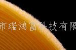 粘扣帶又稱魔術(shù)貼行業(yè)術(shù)語稱子母扣。是箱包服飾上常用的一種連接輔料。它分公母兩面：一面是細軟的纖維，另一面是帶有勾刺的彈性纖維。公母相扣，在受到一定橫力的情況下，富有彈性的勾被拉直，從絨圈上松掉而打開，然后又恢復原有的勾型，如此反復開合可達一萬次之多。 產(chǎn)品廣泛用于服裝、鞋子、帽子、手套、皮包、沙發(fā)、車船、座墊、航空用品、雨披、窗簾、玩具、睡袋、體育運動器材、音響器材、醫(yī)療器械、帳篷、小輪車護套、各類軍工產(chǎn)品、電子電線、充電器、陳列用具等 瑞鴻富科技公司長期與LENOVO、HP MOTOROLA、SAMSUNG、SONY ERICSSON、SIEMENS、LG等相關(guān)業(yè)務廠商，長期以來并一直與其保持良好穩(wěn)定的合作關(guān)系.