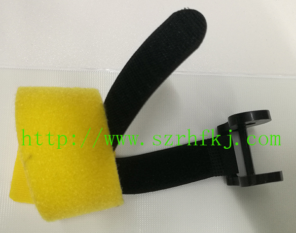 深圳市瑞鴻富科技有限公司魔術(shù)貼扎帶廠家 產(chǎn)品介紹：背對(duì)背型魔術(shù)貼（粘扣帶）/ 魔術(shù)貼綁線帶特性及用途：采用進(jìn)口膠將魔術(shù)貼毛面與勾面（A+B），進(jìn)行復(fù)合，使毛勾不在同一面上。用在電線電纜、光纖光纜、玩具、電子電器等。也可按客人要求設(shè)計(jì)樣式.或供應(yīng)原材料，自行裁切。還可印刷公司LOGO、網(wǎng)址及廣告促銷(xiāo)信息等。 材質(zhì)： 1、粘扣布背對(duì)塑膠勾 2、粘扣布背對(duì)普通勾 3、普通毛背對(duì)普通勾 4、粘扣布背對(duì)蘑菇勾 5、不抓毛背普通勾等； 尺寸：規(guī)格有多種，按客要求生產(chǎn)不同規(guī)格長(zhǎng)度，如有需要，可來(lái)電索樣。顏色：現(xiàn)有顏色為黑、白、紅、黃、藍(lán)、綠等色，特殊顏色量量大可訂做.環(huán)保：本產(chǎn)品依據(jù)《進(jìn)出口染色紡織品和皮革制品中禁用偶氮染料的檢驗(yàn)方法》標(biāo)準(zhǔn)進(jìn)行檢測(cè)。不含偶氮及其它23種有害物質(zhì)。符合歐洲ROHS標(biāo)準(zhǔn)。-專業(yè)生產(chǎn)魔術(shù)貼捆綁帶,提供魔術(shù)貼捆綁帶產(chǎn)品圖片了解,魔術(shù)貼捆綁帶生產(chǎn)廠家