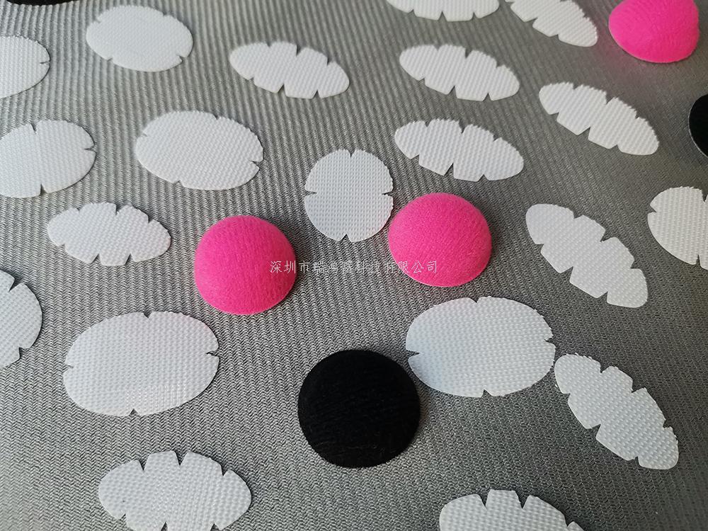 深圳市瑞鴻富科技有限公司是集于生產(chǎn)研發(fā)尼龍粘扣帶魔術(shù)貼，射出勾魔術(shù)貼，蘑菇頭魔術(shù)貼，細(xì)軟勾魔術(shù)貼，勾毛同體魔術(shù)貼，不抓毛魔術(shù)貼，發(fā)卷帶魔術(shù)貼，高周波電壓魔術(shù)貼，阻燃型防火魔術(shù)貼，背靠背粘扣魔術(shù)貼捆綁扎帶，背膠沖型魔術(shù)貼，松緊彈力魔術(shù)貼,, 3M魔術(shù)貼，魔術(shù)布/ OK布，注塑袖口魔術(shù)貼，3D VR眼鏡頭帶，運(yùn)動(dòng)器材魔術(shù)貼，醫(yī)用魔術(shù)貼，數(shù)據(jù)線收納皮扣，研磨片魔術(shù)貼，特殊魔術(shù)貼等產(chǎn)品為粘扣捆綁扎帶提供好的解決方案定制加工的大型廠家之一