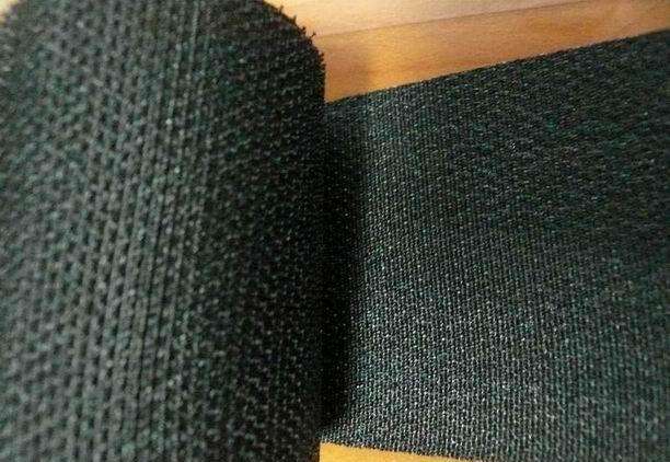 粘扣帶又稱魔術貼行業(yè)術語稱子母扣。是箱包服飾上常用的一種連接輔料。它分公母兩面：一面是細軟的纖維，另一面是帶有勾刺的彈性纖維。公母相扣，在受到一定橫力的情況下，富有彈性的勾被拉直，從絨圈上松掉而打開，然后又恢復原有的勾型，如此反復開合可達一萬次之多。 產品廣泛用于服裝、鞋子、帽子、手套、皮包、沙發(fā)、車船、座墊、航空用品、雨披、窗簾、玩具、睡袋、體育運動器材、音響器材、醫(yī)療器械、帳篷、小輪車護套、各類軍工產品、電子電線、充電器、陳列用具等 瑞鴻富科技公司長期與LENOVO、HP MOTOROLA、SAMSUNG、SONY ERICSSON、SIEMENS、LG等相關業(yè)務廠商，長期以來并一直與其保持良好穩(wěn)定的合作關系. 。