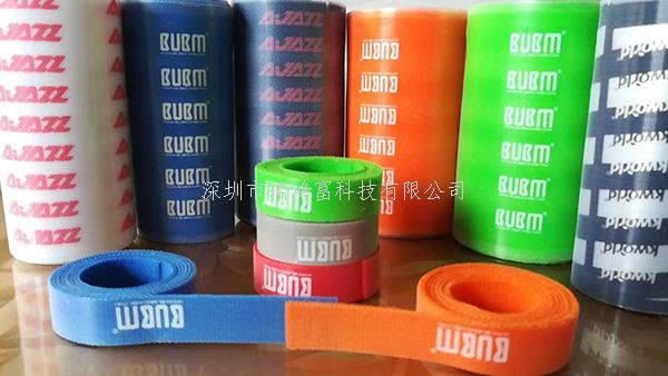 魔術(shù)貼扎帶廠家 產(chǎn)品介紹:背對(duì)背型魔術(shù)貼(粘扣帶)/ 魔術(shù)貼綁線帶特性及用途:采用進(jìn)口膠將魔術(shù)貼毛面與勾面(A+B),進(jìn)行復(fù)合,使毛勾不在同一面上。用在電線電纜、光纖光纜、玩具、電子電器等。也可按客人要求設(shè)計(jì)樣式.或供應(yīng)原材料,自行裁切。還可印刷公司LOGO、網(wǎng)址及廣告促銷信息等。 材質(zhì): 1、粘扣布背對(duì)塑膠勾 2、粘扣布背對(duì)普通勾 3、普通毛背對(duì)普通勾 4、粘扣布背對(duì)蘑菇勾 5、不抓毛背普通勾等; 尺寸:規(guī)格有多種,按客要求生產(chǎn)不同規(guī)格長(zhǎng)度,如有需要,可來電索樣。顏色:現(xiàn)有顏色為黑、白、紅、黃、藍(lán)、綠等色,特殊顏色量量大可訂做.環(huán)保:本產(chǎn)品依據(jù)《進(jìn)出口染色紡織品和皮革制品中禁用偶氮染料的檢驗(yàn)方法》標(biāo)準(zhǔn)進(jìn)行檢測(cè)。不含偶氮及其它23種有害物質(zhì)。符合歐洲ROHS標(biāo)準(zhǔn)。-專業(yè)生產(chǎn)魔術(shù)貼捆綁帶,提供魔術(shù)貼捆綁帶產(chǎn)品圖片了解,找魔術(shù)貼捆綁帶生產(chǎn)廠家深圳市瑞鴻富科技有限公司 魔術(shù)貼扎帶廠家 產(chǎn)品介紹:背對(duì)背型魔術(shù)貼(粘扣帶)/ 魔術(shù)貼綁線帶特性及用途:采用進(jìn)口膠將魔術(shù)貼毛面與勾面(A+B),進(jìn)行復(fù)合,使毛勾不在同一面上。用在電線電纜、光纖光纜、玩具、電子電器等。也可按客人要求設(shè)計(jì)樣式.或供應(yīng)原材料,自行裁切。還可印刷公司LOGO、網(wǎng)址及廣告促銷信息等。 材質(zhì): 1、粘扣布背對(duì)塑膠勾 2、粘扣布背對(duì)普通勾 3、普通毛背對(duì)普通勾 4、粘扣布背對(duì)蘑菇勾 5、不抓毛背普通勾等; 尺寸:規(guī)格有多種,按客要求生產(chǎn)不同規(guī)格長(zhǎng)度,如有需要,可來電索樣。顏色:現(xiàn)有顏色為黑、白、紅、黃、藍(lán)、綠等色,特殊顏色量量大可訂做.環(huán)保:本產(chǎn)品依據(jù)《進(jìn)出口染色紡織品和皮革制品中禁用偶氮染料的檢驗(yàn)方法》標(biāo)準(zhǔn)進(jìn)行檢測(cè)。不含偶氮及其它23種有害物質(zhì)。符合歐洲ROHS標(biāo)準(zhǔn)。-專業(yè)生產(chǎn)魔術(shù)貼捆綁帶,提供魔術(shù)貼捆綁帶產(chǎn)品圖片了解,找魔術(shù)貼捆綁帶生產(chǎn)廠家深圳市瑞鴻富科技有限公司