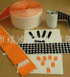 沖型魔術(shù)貼 背膠/沖形魔術(shù)貼背膠魔術(shù)貼可以根據(jù)客人所需貼的產(chǎn)品材料來配制相應(yīng)的膠水，可以沖壓成為各種規(guī)格和形狀，可用作櫈椅腳的保護(hù)墊，也可保護(hù)高級音像等家用電的支撐，也可用于雨衣、衣服手袋上面，只需簡易地揭開魔術(shù)貼背面的離形油紙，即可粘貼於各類型光滑潔淨(jìng)的物件上，沖形魔術(shù)貼特別適用於紙品、PVC 皮、PP、ABS 上，粘貼後 1 小時即可達(dá)到 90% 的粘性，方便快捷，沖形魔術(shù)貼用途非常廣。適用于：文具，電腦用品，家庭用品等不易車縫，不易電壓加工之各種產(chǎn)品-專業(yè)生產(chǎn)沖形魔術(shù)貼不抓毛沖刺魔術(shù)貼,提供不抓毛沖刺魔術(shù)貼產(chǎn)品圖片了解,找不抓毛沖刺魔術(shù)貼生產(chǎn)廠家深圳市瑞鴻富科技有限公司