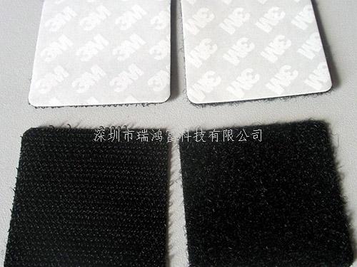 沖型魔術(shù)貼 背膠/沖形魔術(shù)貼背膠魔術(shù)貼可以根據(jù)客人所需貼的產(chǎn)品材料來(lái)配制相應(yīng)的膠水，可以沖壓成為各種規(guī)格和形狀，可用作櫈椅腳的保護(hù)墊，也可保護(hù)高級(jí)音像等家用電的支撐，也可用于雨衣、衣服手袋上面，只需簡(jiǎn)易地揭開魔術(shù)貼背面的離形油紙，即可粘貼於各類型光滑潔淨(jìng)的物件上，沖形魔術(shù)貼特別適用於紙品、PVC 皮、PP、ABS 上，粘貼後 1 小時(shí)即可達(dá)到 90% 的粘性，方便快捷，沖形魔術(shù)貼用途非常廣。適用于：文具，電腦用品，家庭用品等不易車縫，不易電壓加工之各種產(chǎn)品-專業(yè)生產(chǎn)沖形魔術(shù)貼不抓毛沖刺魔術(shù)貼,提供不抓毛沖刺魔術(shù)貼產(chǎn)品圖片了解,找不抓毛沖刺魔術(shù)貼生產(chǎn)廠家深圳市瑞鴻富科技有限公司
