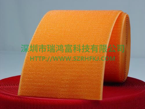 粘扣帶又稱魔術(shù)貼行業(yè)術(shù)語稱子母扣。尼龍粘扣帶魔術(shù)貼、射出勾魔術(shù)貼、蘑菇頭魔術(shù)貼、細(xì)軟勾魔術(shù)貼、勾毛同體魔術(shù)貼、不抓毛魔術(shù)貼、發(fā)卷帶魔術(shù)貼、高周波電壓魔術(shù)貼、防火阻燃魔術(shù)貼、背靠背粘扣帶，魔術(shù)貼捆綁帶、背膠粘扣帶，沖型魔術(shù)貼、松緊粘扣帶，彈力魔術(shù)貼是箱包服飾上常用的一種連接輔料。它分公母兩面：一面是細(xì)軟的纖維，另一面是帶有勾刺的彈性纖維。公母相扣，在受到一定橫力的情況下，富有彈性的勾被拉直，從絨圈上松掉而打開，然后又恢復(fù)原有的勾型，如此反復(fù)開合可達(dá)一萬次之多。