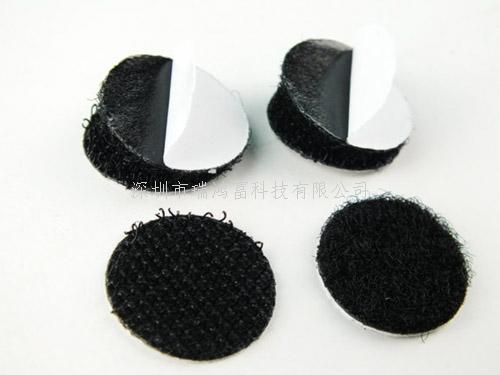 沖型魔術(shù)貼 背膠/沖形魔術(shù)貼背膠魔術(shù)貼可以根據(jù)客人所需貼的產(chǎn)品材料來配制相應(yīng)的膠水，可以沖壓成為各種規(guī)格和形狀，可用作櫈椅腳的保護墊，也可保護高級音像等家用電的支撐，也可用于雨衣、衣服手袋上面，只需簡易地揭開魔術(shù)貼背面的離形油紙，即可粘貼於各類型光滑潔淨(jìng)的物件上，沖形魔術(shù)貼特別適用於紙品、PVC 皮、PP、ABS 上，粘貼後 1 小時即可達到 90% 的粘性，方便快捷，沖形魔術(shù)貼用途非常廣。適用于：文具，電腦用品，家庭用品等不易車縫，不易電壓加工之各種產(chǎn)品-專業(yè)生產(chǎn)沖形魔術(shù)貼不抓毛沖刺魔術(shù)貼,提供不抓毛沖刺魔術(shù)貼產(chǎn)品圖片了解,找不抓毛沖刺魔術(shù)貼生產(chǎn)廠家深圳市瑞鴻富科技有限公司