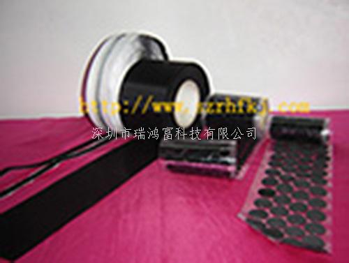 沖型魔術(shù)貼 背膠/沖形魔術(shù)貼背膠魔術(shù)貼可以根據(jù)客人所需貼的產(chǎn)品材料來配制相應(yīng)的膠水，可以沖壓成為各種規(guī)格和形狀，可用作櫈椅腳的保護墊，也可保護高級音像等家用電的支撐，也可用于雨衣、衣服手袋上面，只需簡易地揭開魔術(shù)貼背面的離形油紙，即可粘貼於各類型光滑潔淨(jìng)的物件上，沖形魔術(shù)貼特別適用於紙品、PVC 皮、PP、ABS 上，粘貼後 1 小時即可達到 90% 的粘性，方便快捷，沖形魔術(shù)貼用途非常廣。適用于：文具，電腦用品，家庭用品等不易車縫，不易電壓加工之各種產(chǎn)品-專業(yè)生產(chǎn)沖形魔術(shù)貼不抓毛沖刺魔術(shù)貼,提供不抓毛沖刺魔術(shù)貼產(chǎn)品圖片了解,找不抓毛沖刺魔術(shù)貼生產(chǎn)廠家深圳市瑞鴻富科技有限公司